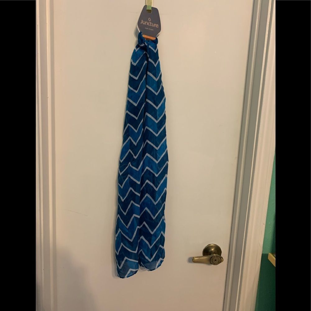 Blue Chevron Pattern Scarf NWT - Picture 2 of 3